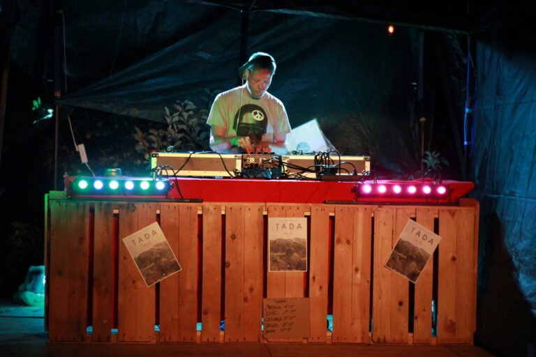 TADA DJ Set bei Nacht