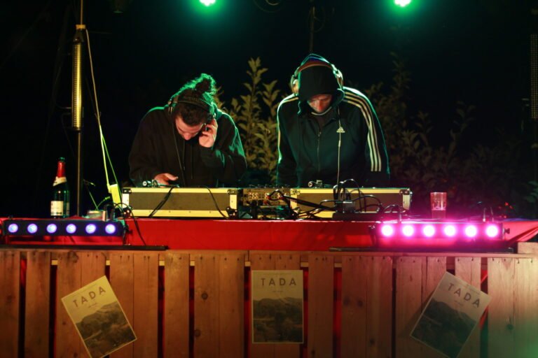 TADA DJs bei Nacht